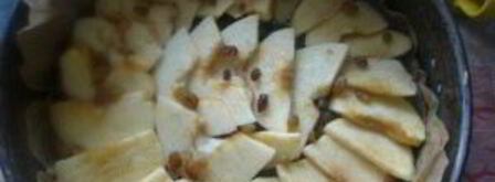 шарлотка с яблоками и изюмом. Шаг 6