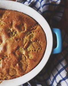 Шарлотка с яблоками, изюмом и корицей