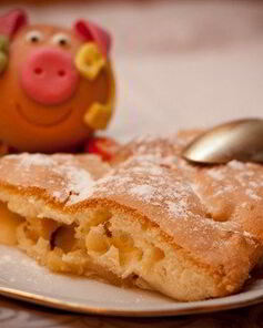 Шарлотка яблочная со сливочным маслом