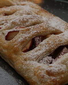 Быстрый яблочный штрудель с изюмом, миндалем и корицей