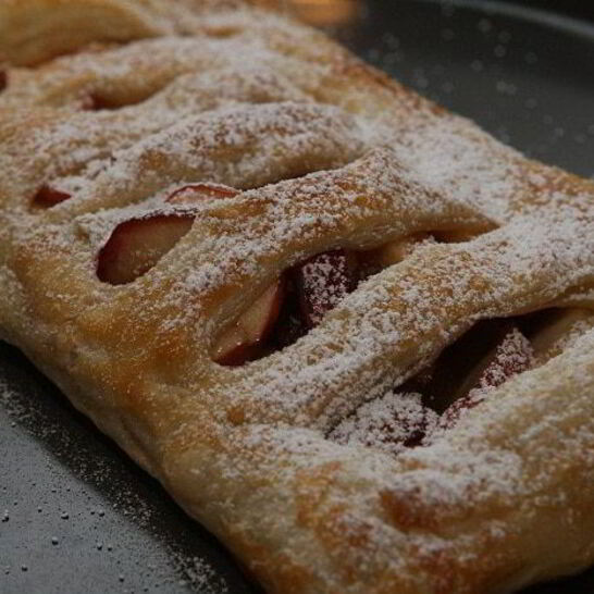 Рецепт быстрого яблочного штруделя с изюмом, миндалем и корицей