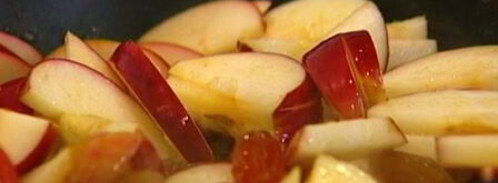 быстрый яблочный штрудель с изюмом, миндалем и корицей. Шаг 6