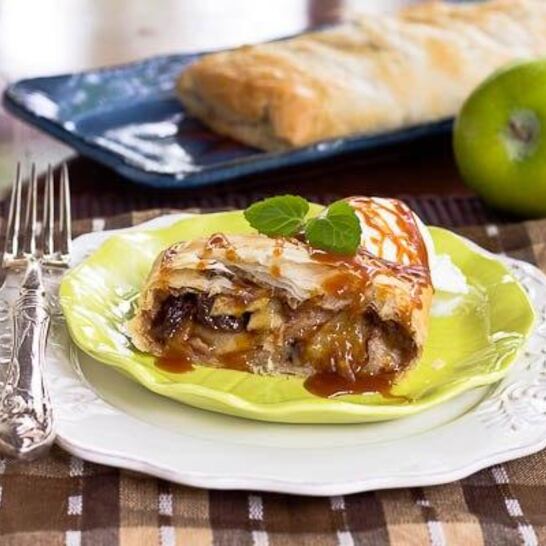 Рецепт карамельного яблочного штруделя