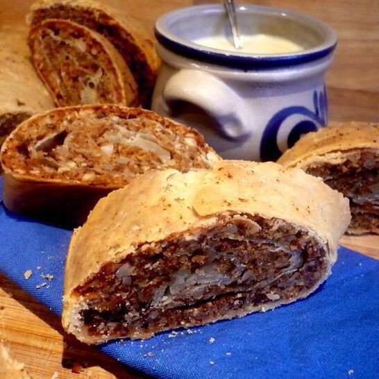 Рецепт орехового штруделя с миндальным соусом