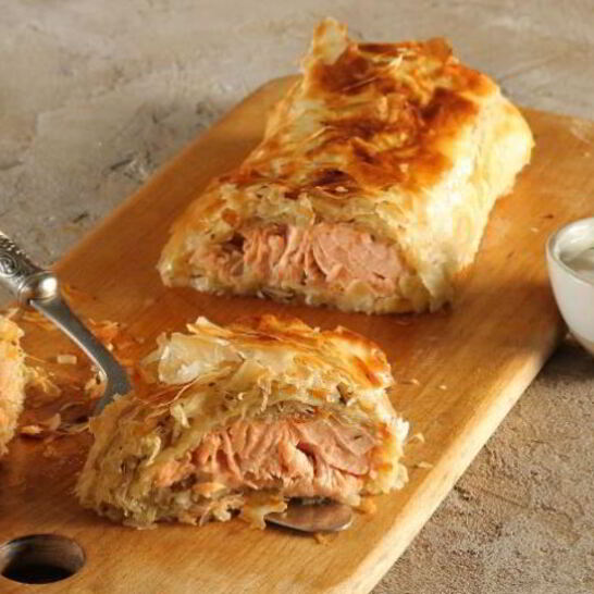 Рецепт штруделя с лососем и тушеной капустой