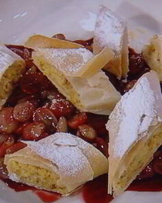 Штрудель с начинкой из козьего сыра с виноградом в портвейне