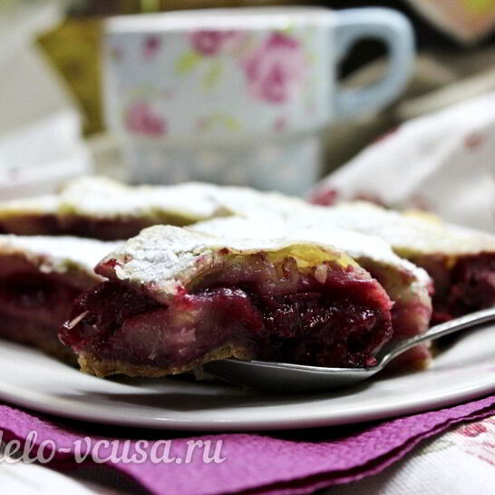 Рецепт штруделя с вишней из слоеного теста