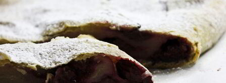 штрудель с вишней из слоеного теста. Шаг 13