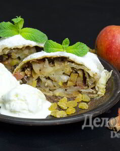 Штрудель с яблоками, изюмом и грецкими орехами