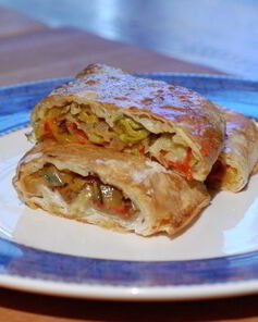 Штрудель с запеченным красным перцем и луком-пореем