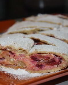 Ванильный штрудель с яблоком, сливами и творогом
