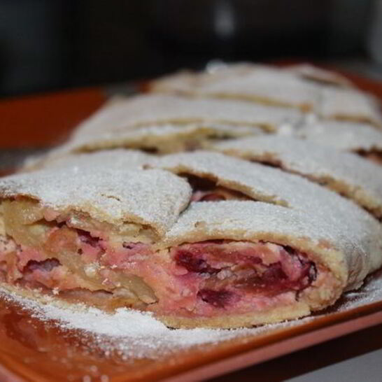 Рецепт ванильного штруделя с яблоком, сливами и творогом