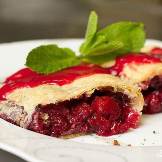 Рецепт вишневого штруделя из слоеного теста