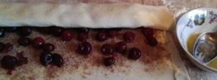 вишневый штрудель из слоеного теста. Шаг 7