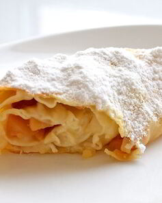 Яблочный штрудель из слоеного дрожжевого теста