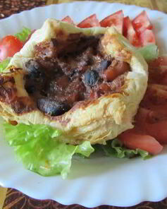 Слоеные конвертики с морским коктейлем