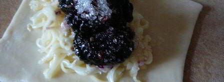 слойки на укус с сыром бри, шелковицей и черносмородиновым джемом. Шаг 7