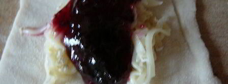 слойки на укус с сыром бри, шелковицей и черносмородиновым джемом. Шаг 8