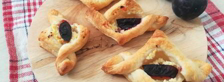 слойки с творогом и сливой. Шаг 7