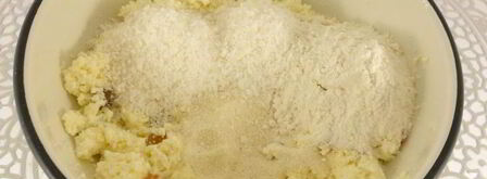 кокосовые сырники с изюмом и курагой. Шаг 4