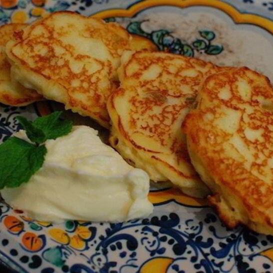 Рецепт лимонных сырников с соусом из маскарпоне