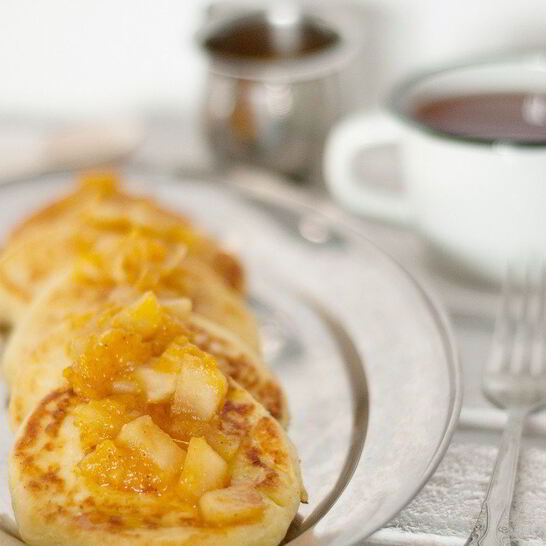 Рецепт сырников с апельсиново-яблочным соусом