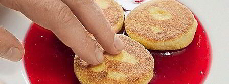 сырники с кукурузной мукой и вареньем. Шаг 8