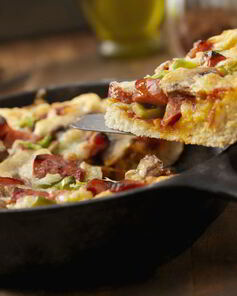 Тесто и начинка для пиццы на кефире на сковороде