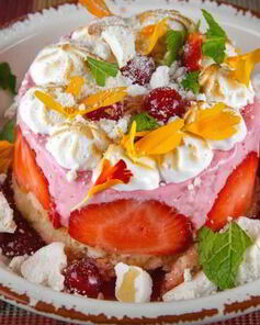 Клубничный сметанник с дымящей меренгой