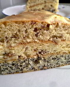 Торт с орехами, изюмом и маком