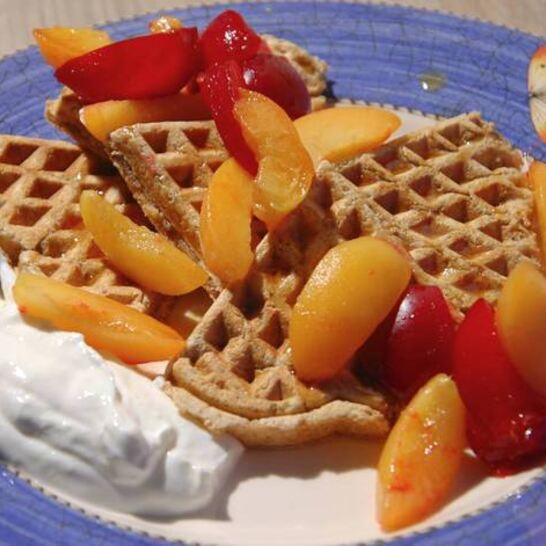 Рецепт гречишных вафель с фруктами и йогуртом