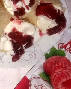 Вафельные трубочки с мороженым и малиновым джемом