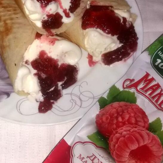 Рецепт вафельных трубочек с мороженым и малиновым джемом