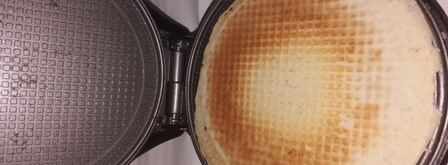 вафельные трубочки с мороженым и малиновым джемом. Шаг 8