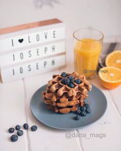 Вафли с корицей и яблочным пюре