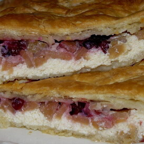 Рецепт выпечки из слоеного дрожжевого теста с творогом