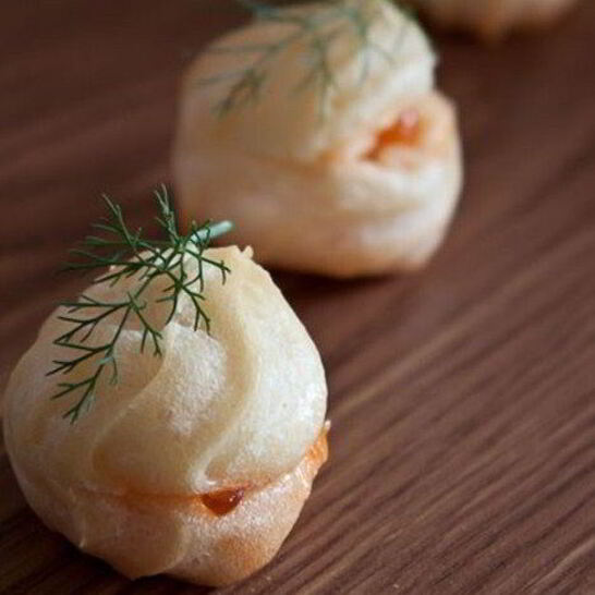 Рецепт профитролей с красной икрой и сливочным маслом