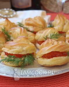 Профитроли с красной икрой