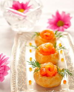 Профитроли с семгой и сливочным сыром
