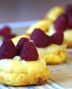 Профитроли с заварным кремом и малиной