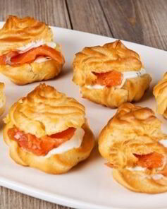 Профитроли со сливочно-лососевым кремом