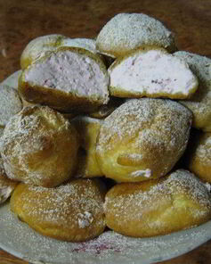 Эклеры с клубнично-сливочным кремом