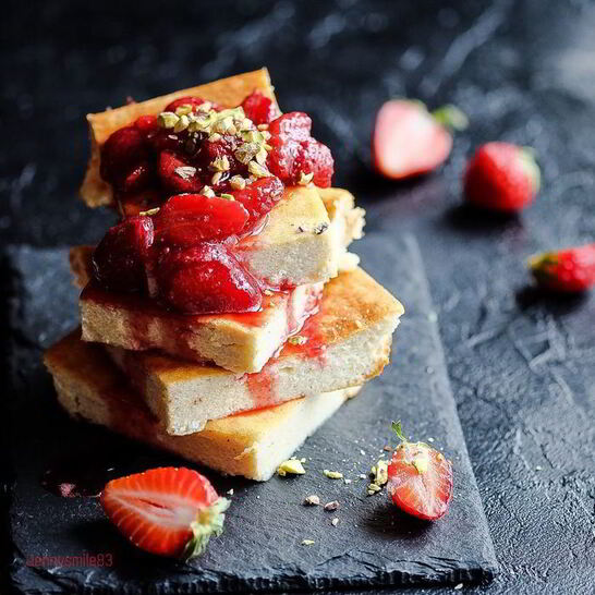 Рецепт творожной запеканки с ванилью, клубничным соусом и фисташками