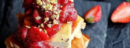 творожная запеканка с ванилью, клубничным соусом и фисташками. Шаг 8