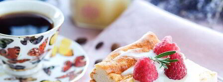 творожная запеканка с ванилью, клубничным соусом и фисташками. Шаг 10