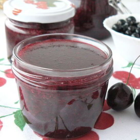 Рецепт джема из черной смородины с вишней и яблоком