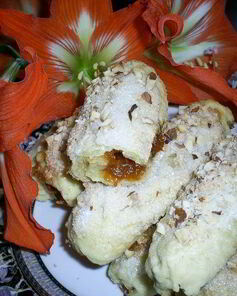 Слоистые лимонные рулетики с джемом и орехами