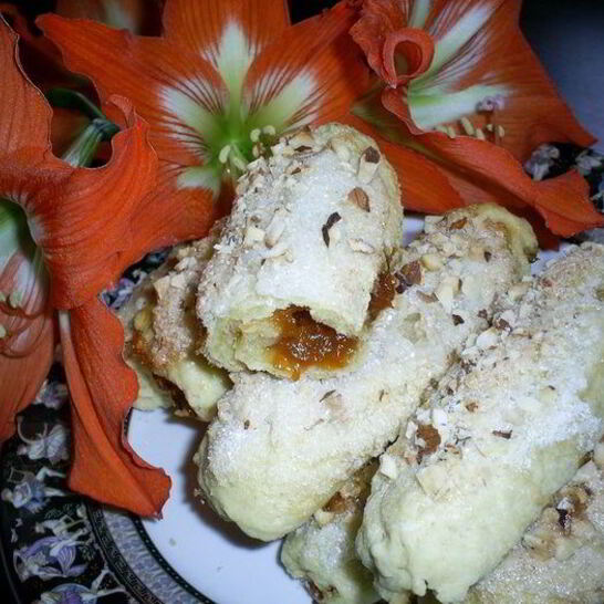 Рецепт слоистых лимонных рулетиков с джемом и орехами