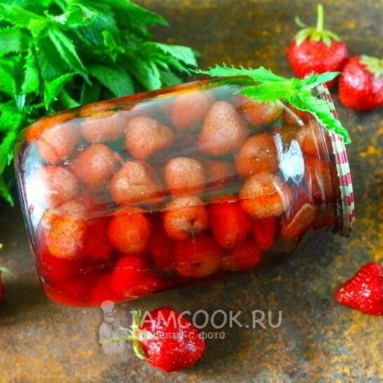 Рецепт компота из клубники с мятой на зиму