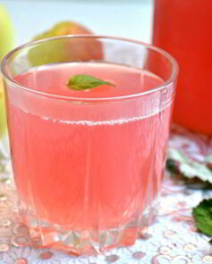 Компот из слив и яблок с листьями малины